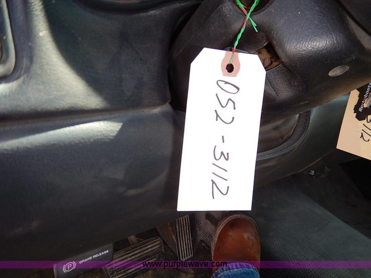 image for item J3009 2002 Chevrolet Silverado 1500 pickup truck