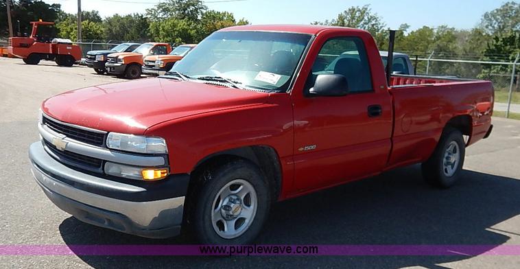 image for item J3010 2002 Chevrolet Silverado 1500 pickup truck