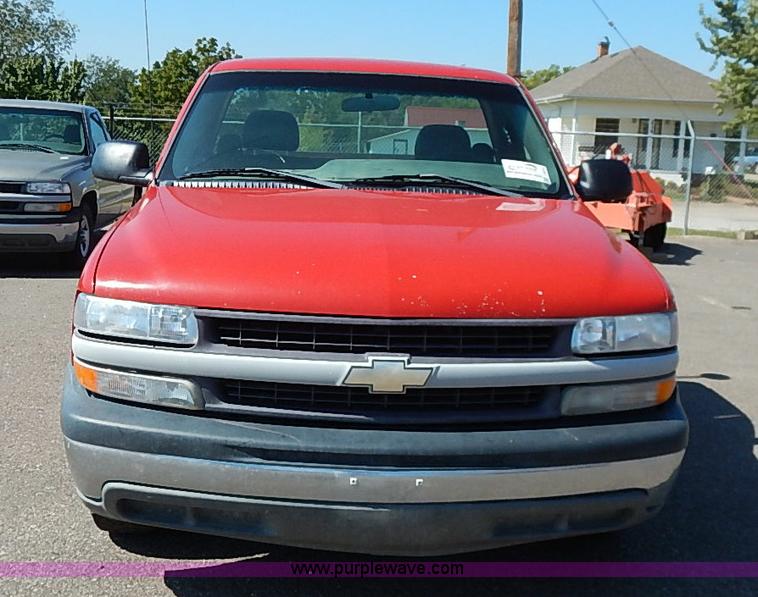 image for item J3010 2002 Chevrolet Silverado 1500 pickup truck
