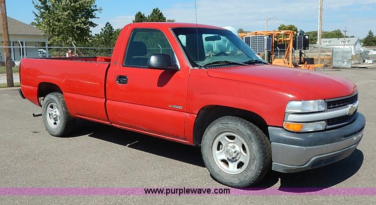 image for item J3010 2002 Chevrolet Silverado 1500 pickup truck