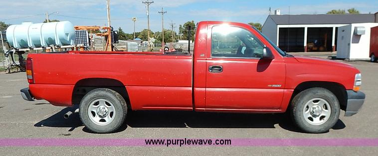 image for item J3010 2002 Chevrolet Silverado 1500 pickup truck