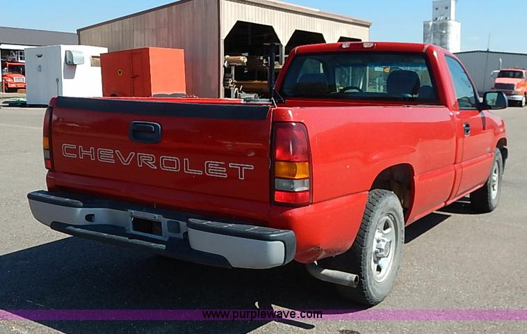 image for item J3010 2002 Chevrolet Silverado 1500 pickup truck