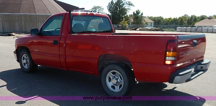 image for item J3010 2002 Chevrolet Silverado 1500 pickup truck