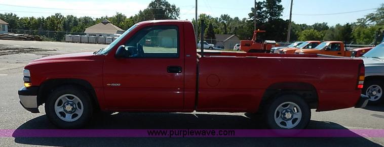 image for item J3010 2002 Chevrolet Silverado 1500 pickup truck