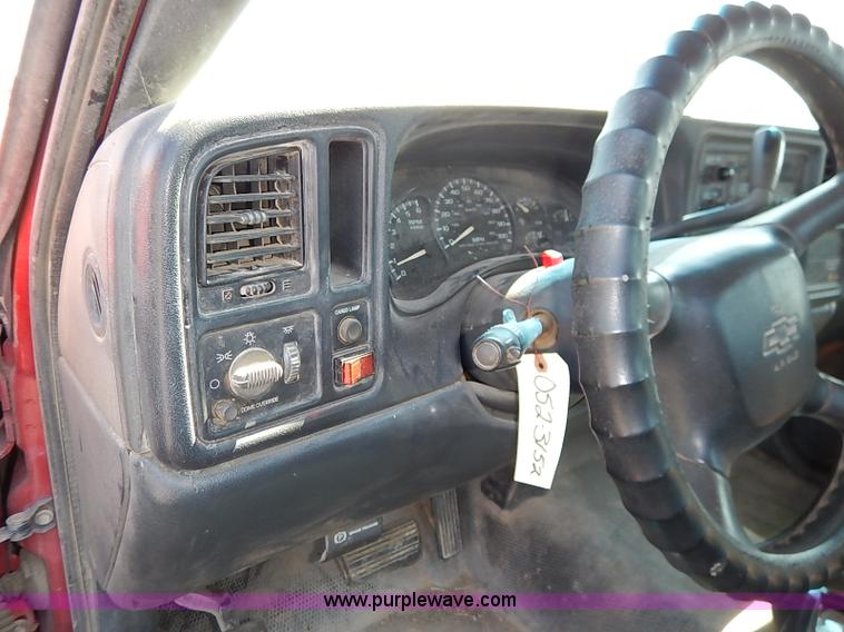 image for item J3010 2002 Chevrolet Silverado 1500 pickup truck