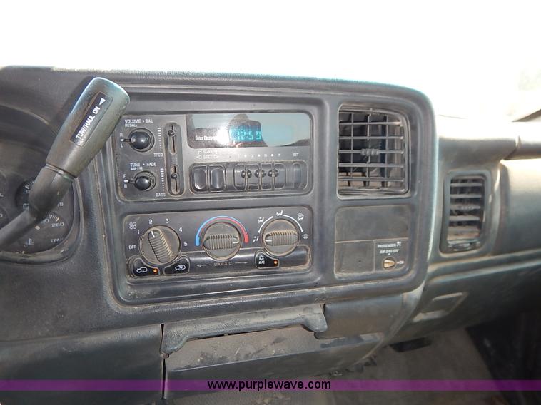 image for item J3010 2002 Chevrolet Silverado 1500 pickup truck