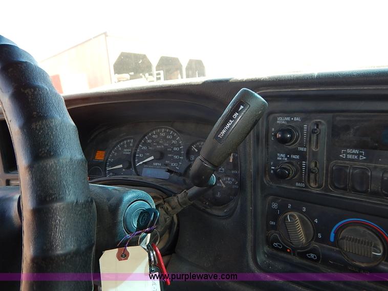 image for item J3010 2002 Chevrolet Silverado 1500 pickup truck