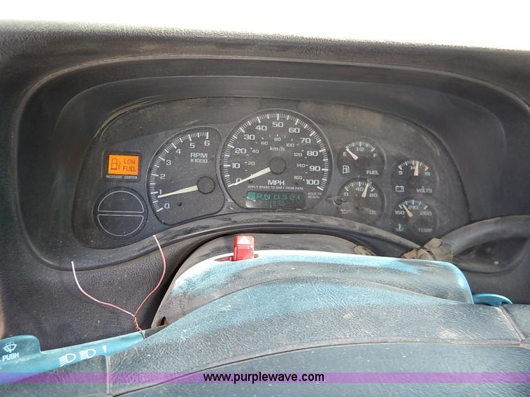 image for item J3010 2002 Chevrolet Silverado 1500 pickup truck