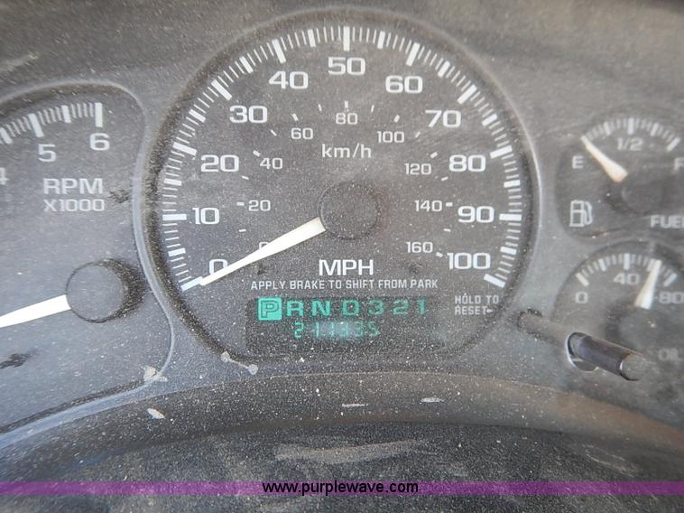 image for item J3010 2002 Chevrolet Silverado 1500 pickup truck