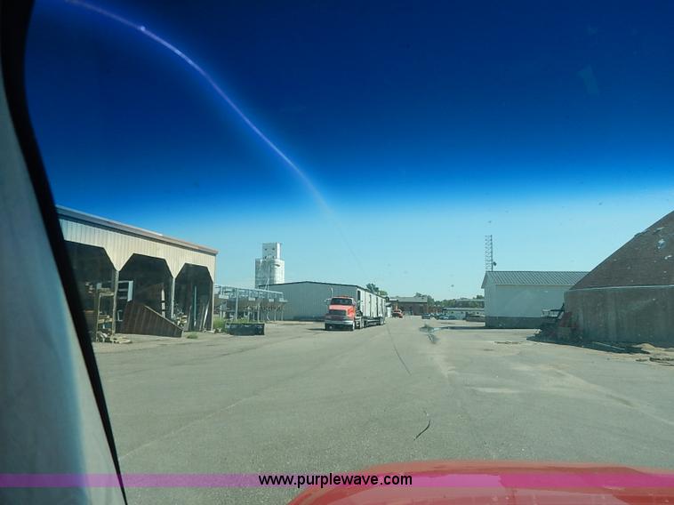 image for item J3010 2002 Chevrolet Silverado 1500 pickup truck