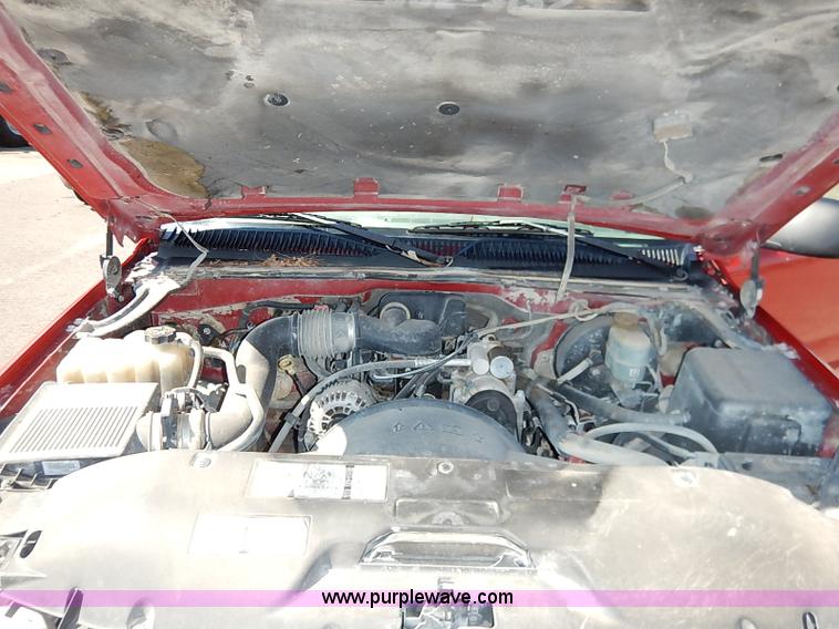 image for item J3010 2002 Chevrolet Silverado 1500 pickup truck