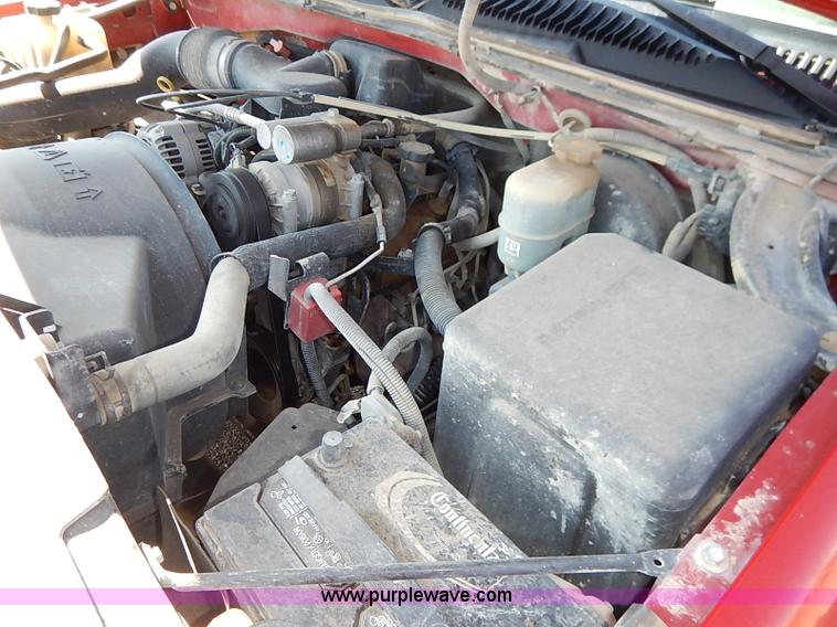 image for item J3010 2002 Chevrolet Silverado 1500 pickup truck