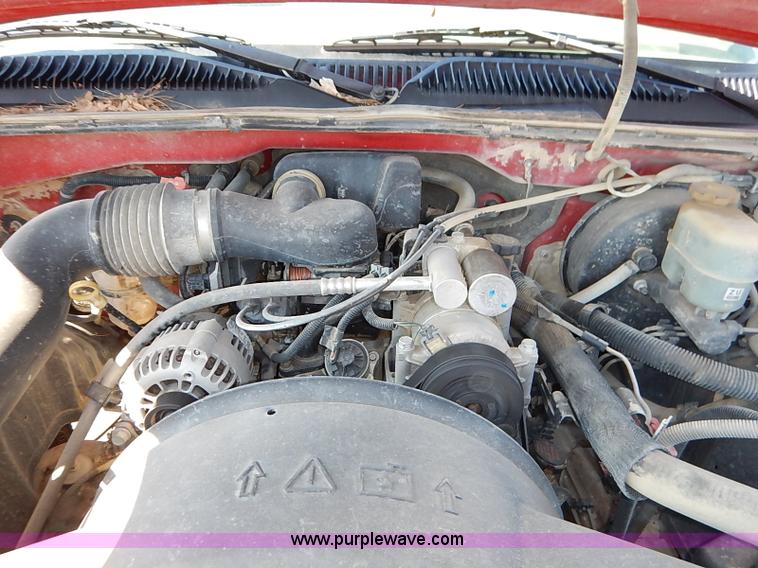 image for item J3010 2002 Chevrolet Silverado 1500 pickup truck