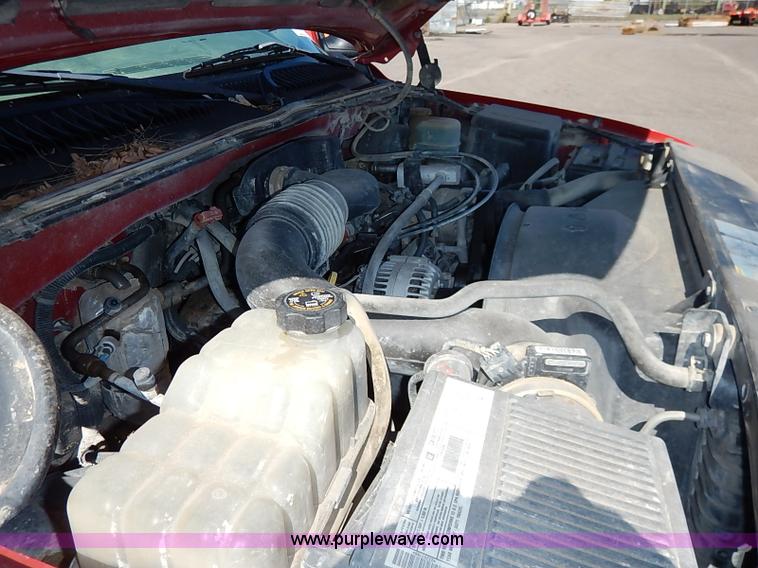 image for item J3010 2002 Chevrolet Silverado 1500 pickup truck