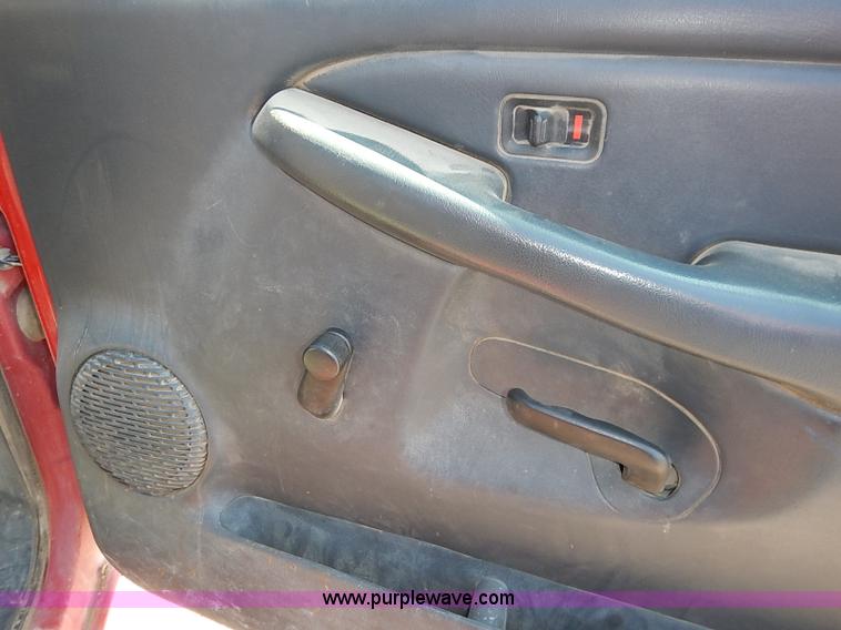 image for item J3010 2002 Chevrolet Silverado 1500 pickup truck