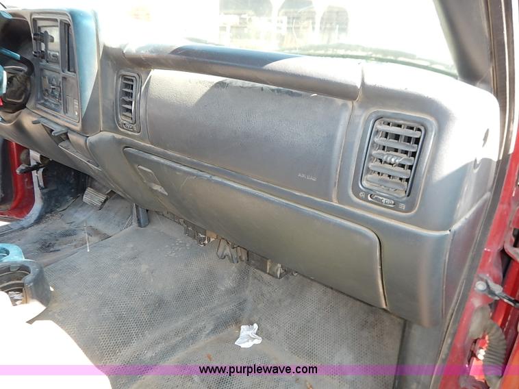 image for item J3010 2002 Chevrolet Silverado 1500 pickup truck