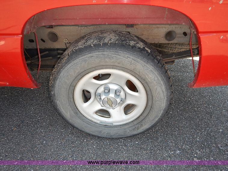 image for item J3010 2002 Chevrolet Silverado 1500 pickup truck