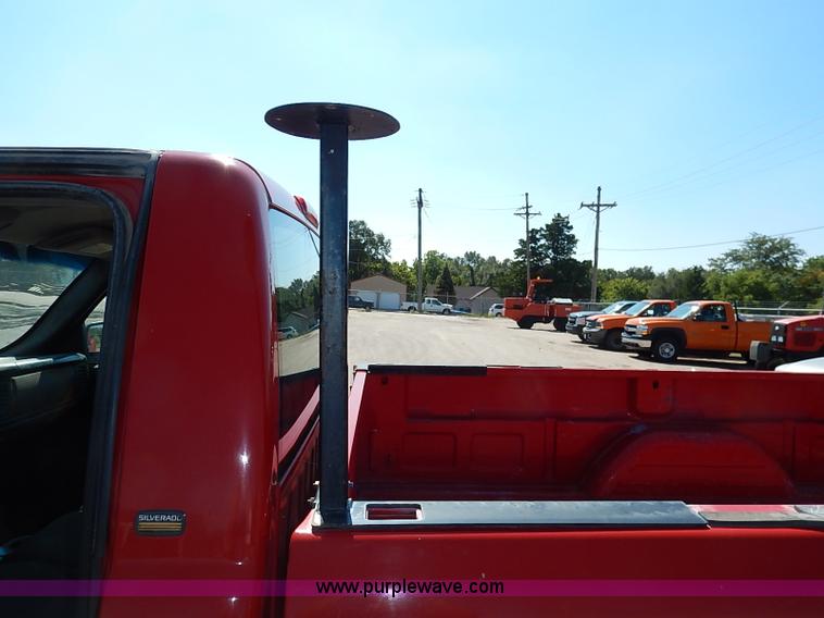 image for item J3010 2002 Chevrolet Silverado 1500 pickup truck