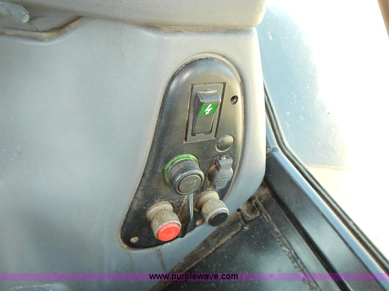 image for item J3022 2000 New Holland TS100 tractor