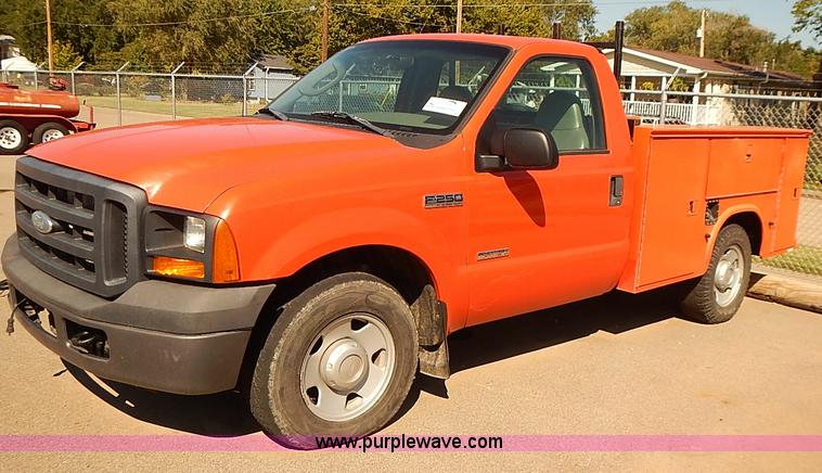 image for item J3039 2006 Ford F250 Super Duty utility truck