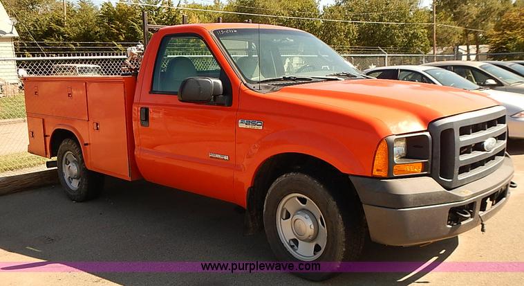 image for item J3039 2006 Ford F250 Super Duty utility truck