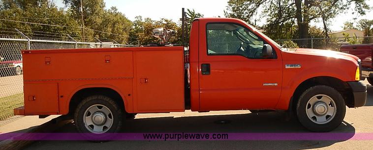 image for item J3039 2006 Ford F250 Super Duty utility truck