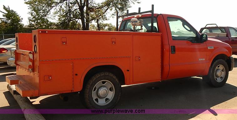 image for item J3039 2006 Ford F250 Super Duty utility truck