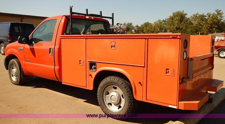image for item J3039 2006 Ford F250 Super Duty utility truck