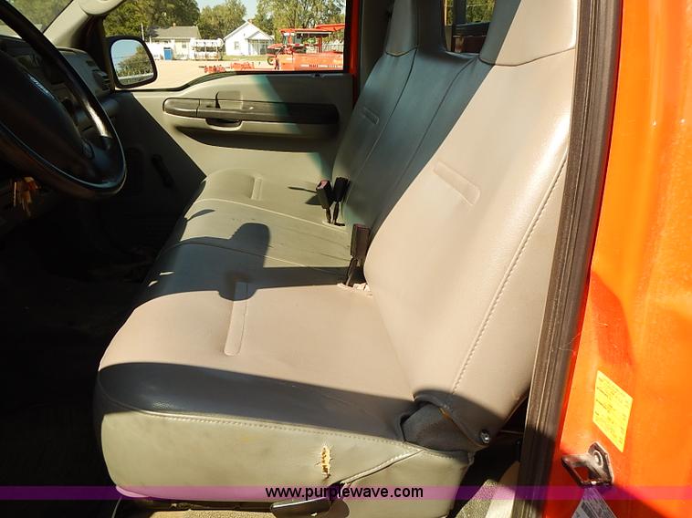 image for item J3039 2006 Ford F250 Super Duty utility truck