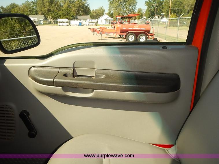 image for item J3039 2006 Ford F250 Super Duty utility truck