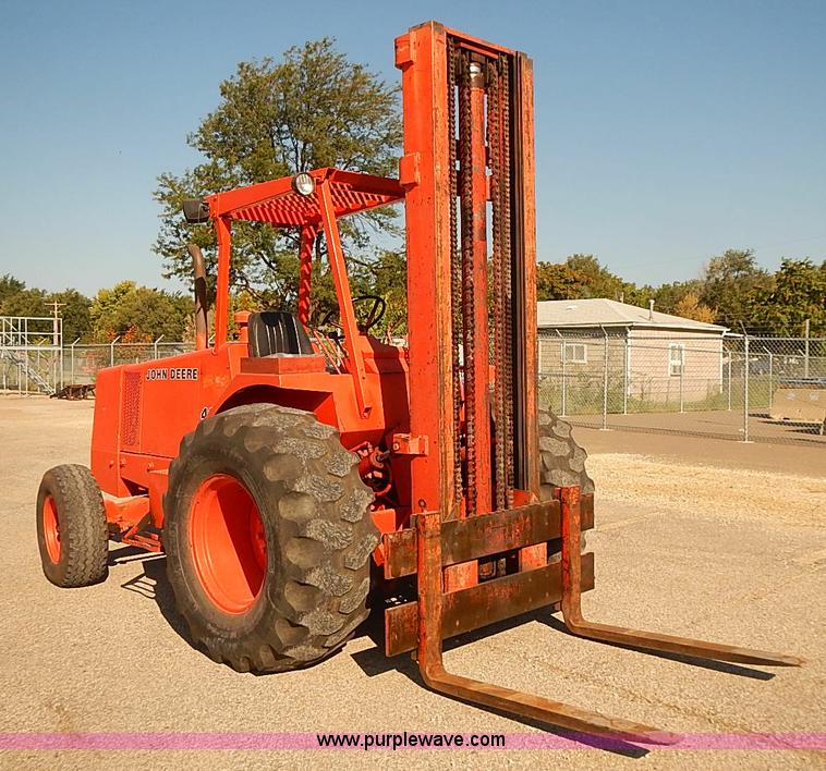 image for item J3046 1986 John Deere 482C forklift