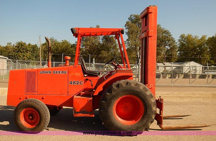 image for item J3046 1986 John Deere 482C forklift