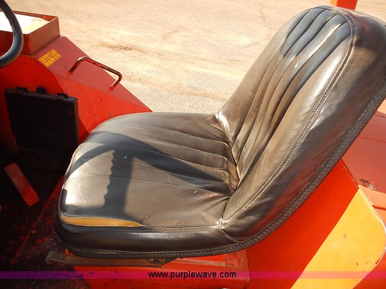 image for item J3046 1986 John Deere 482C forklift