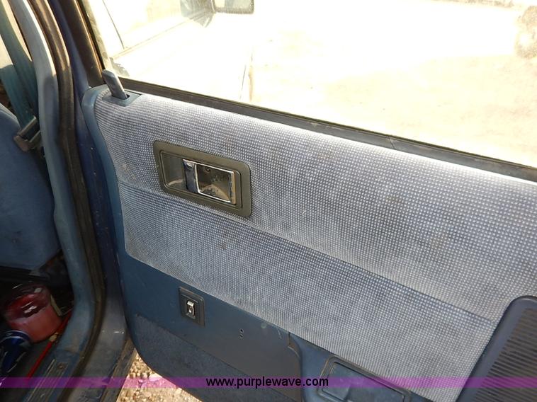 image for item I5412 1993 Chrysler Lebaron LE