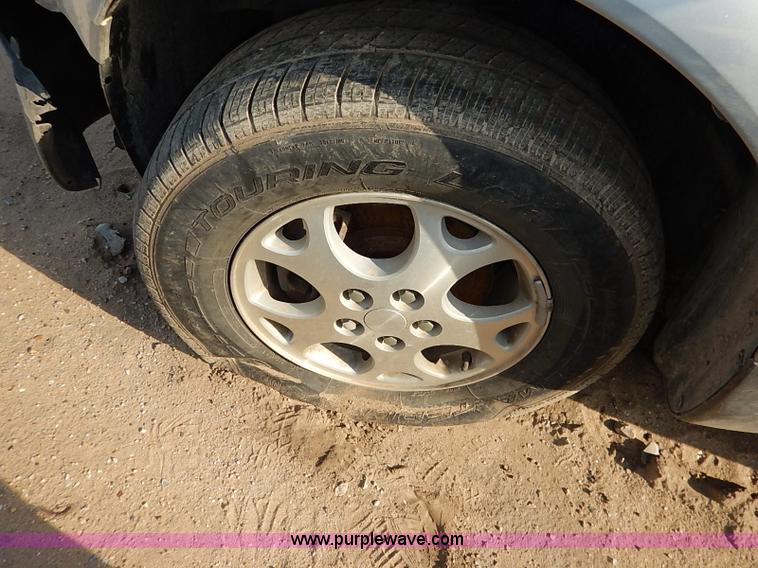 image for item I5419 2004 Saturn Vue SUV