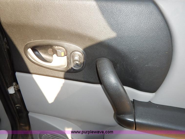 image for item I5419 2004 Saturn Vue SUV