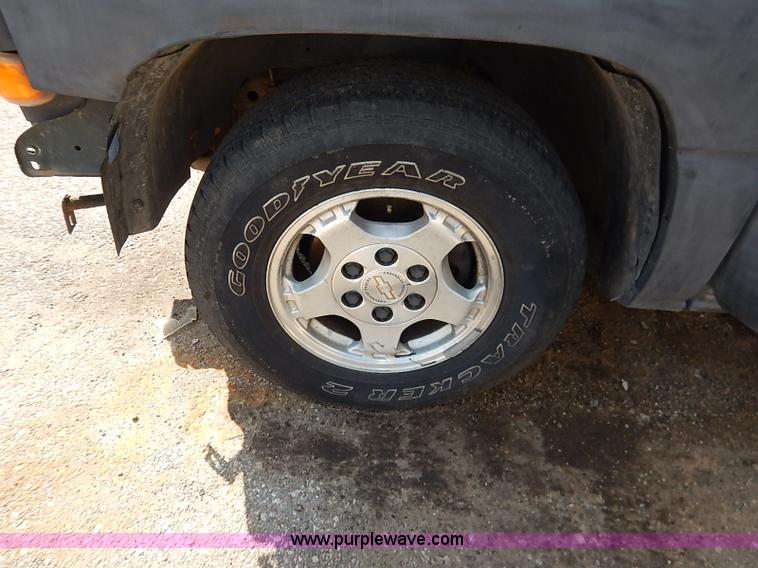 image for item I5426 2001 Chevrolet Silverado 1500 Ext. Cab pickup truck