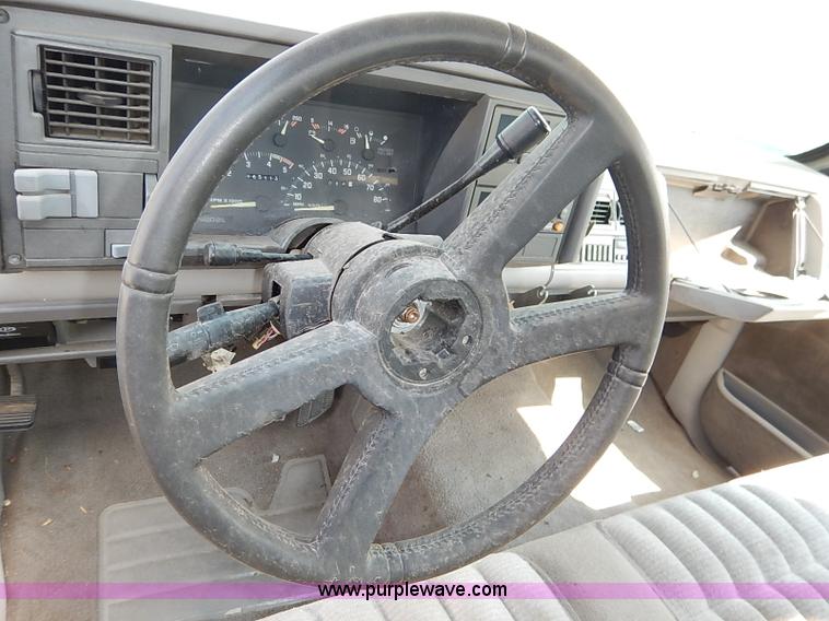 image for item I5439 1991 Chevrolet Silverado 1500 pickup truck
