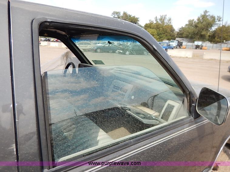 image for item I5439 1991 Chevrolet Silverado 1500 pickup truck