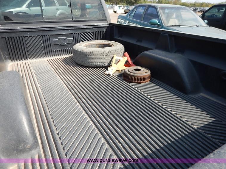 image for item I5439 1991 Chevrolet Silverado 1500 pickup truck