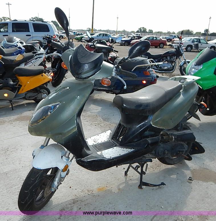 image for item I5441 2013 Bashen moped