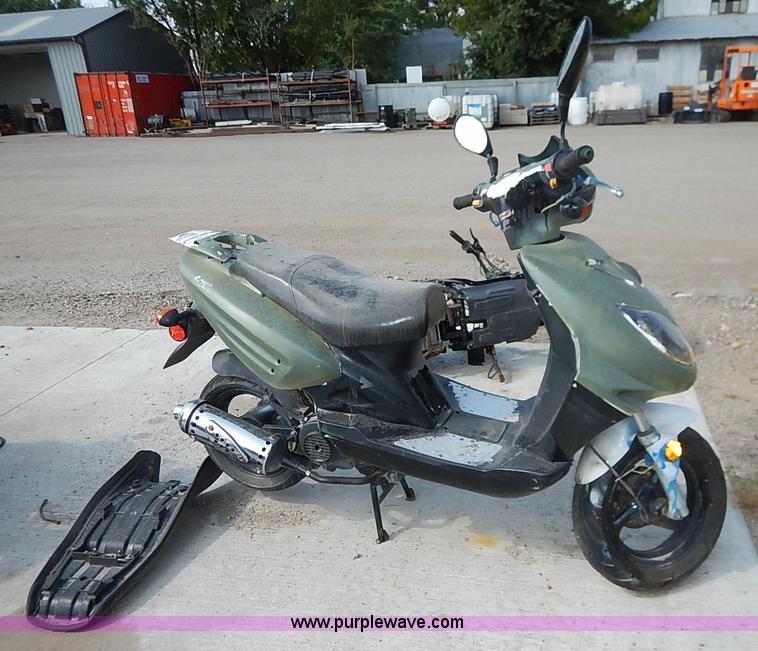 image for item I5441 2013 Bashen moped