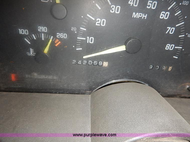 image for item I5448 1993 Chevrolet Cheyenne 1500 pickup truck