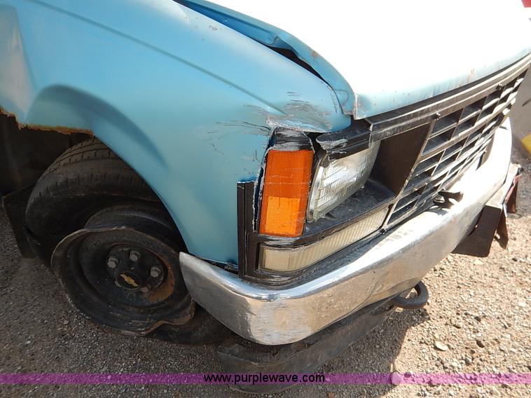 image for item I5448 1993 Chevrolet Cheyenne 1500 pickup truck