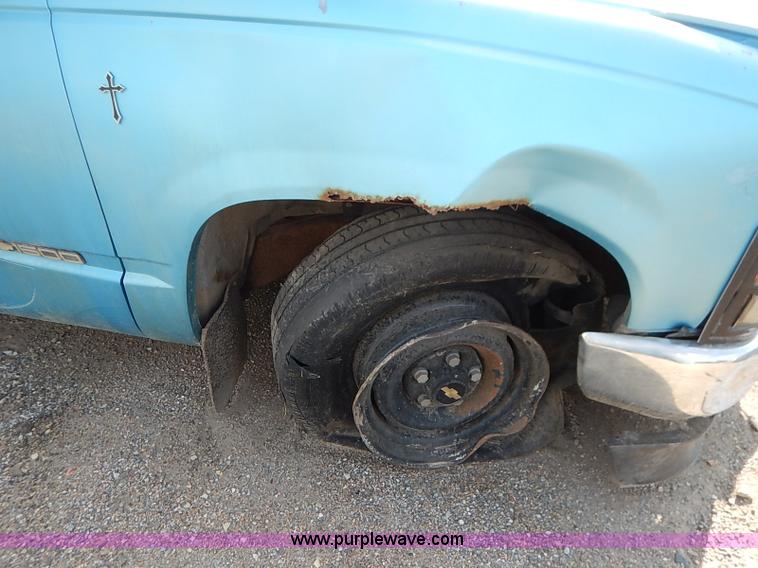 image for item I5448 1993 Chevrolet Cheyenne 1500 pickup truck