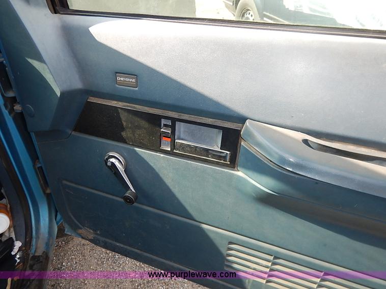 image for item I5448 1993 Chevrolet Cheyenne 1500 pickup truck