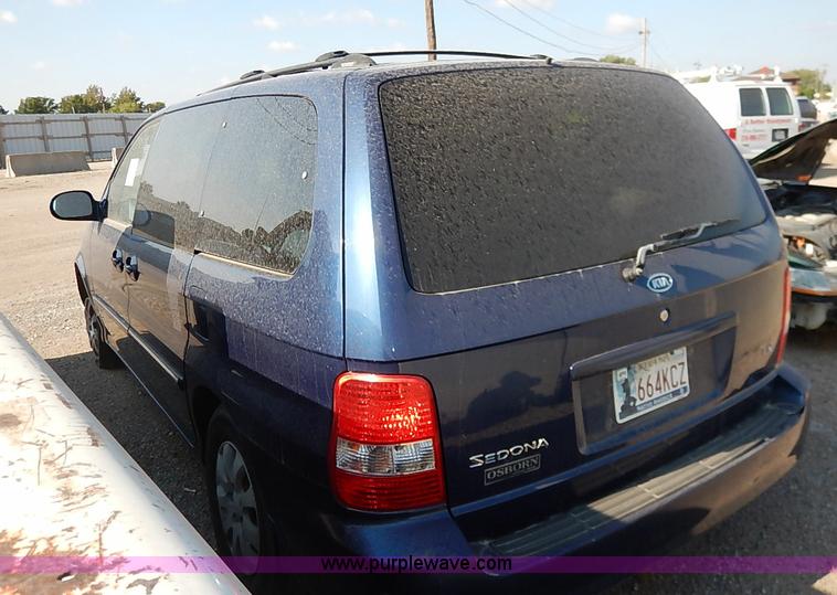 image for item I5451 2005 Kia Sedona LX van