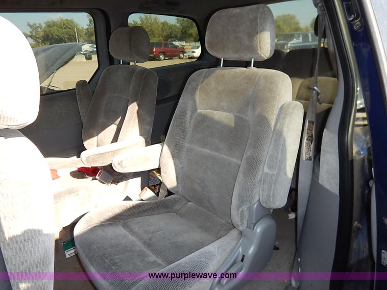 image for item I5451 2005 Kia Sedona LX van