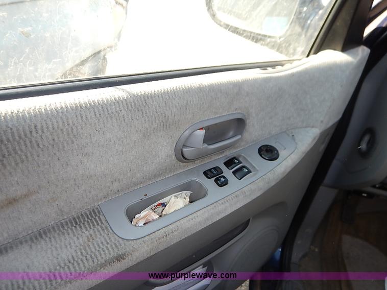 image for item I5451 2005 Kia Sedona LX van