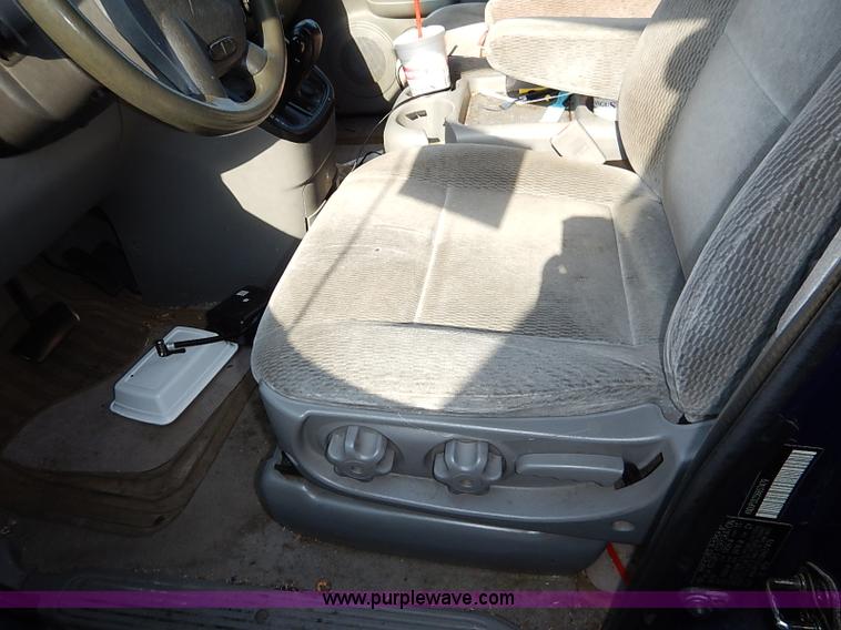 image for item I5451 2005 Kia Sedona LX van